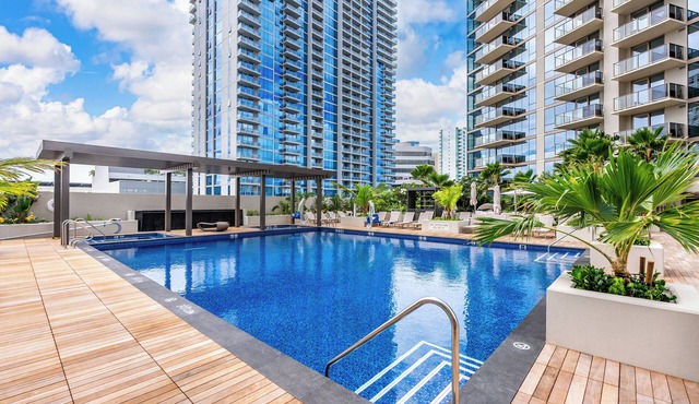 Top Floor Luxury w/Ocean Views Ala Moana Condo w/Pool & Gym | Aloha Heights
