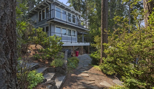 Treasure Island Beach House w/Kayaks, Fun, Views, and Hot Tub! in Allyn