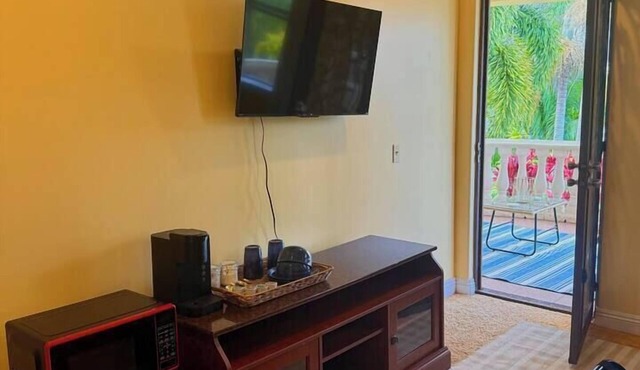 Tropical 1BR Hideaway w/Balcony near surf Beaches in Hawaii County