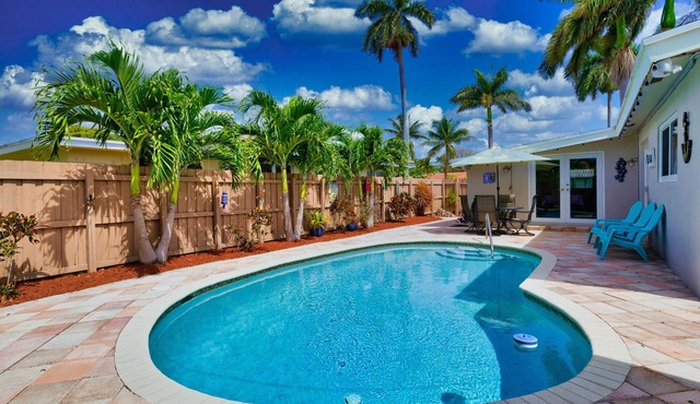 Tropical Getaway! Walking distance to beach & dining, private home, heated pool. in Pompano Beach