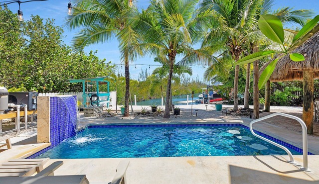 Tropical paradise on canal in Lower Keys-pool, tiki, firepit, dock, dog friendly in Summerland Key