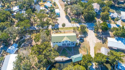 Twin Heron Hideaway on Ozello Trail on a deep water canal, hot tub, kayaks, firepit, sleeps 6. in Crystal River