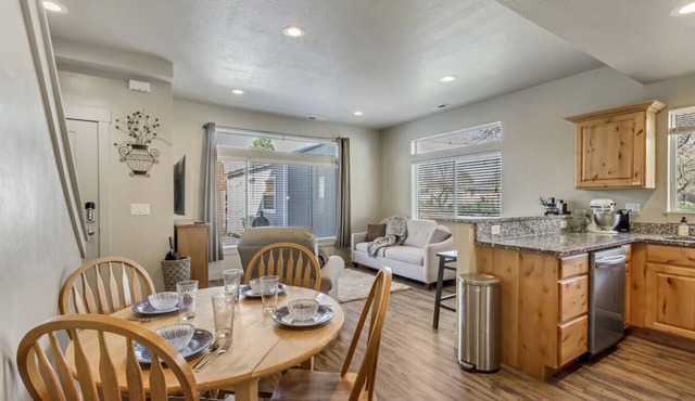 Two Attached Twin Homes - 6 bed 4 Bath - EV Parking in Layton