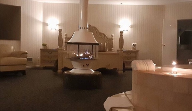 Two Floor Suite w/King Bed & Lake View | Free Parking | Free Breakfast in Houghton Lake