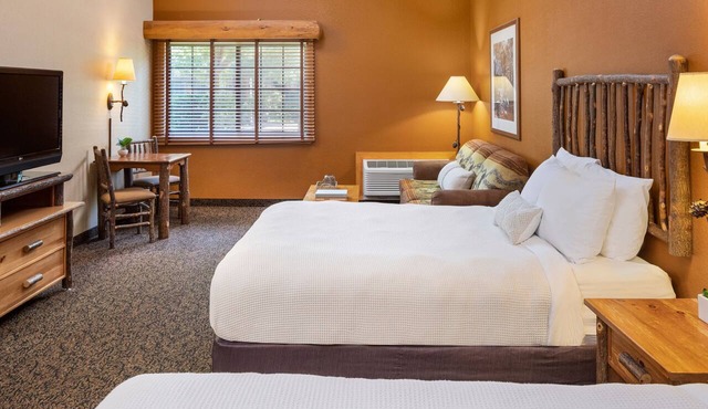 Two Queen Studio With Access to Pool, Hot Tub, and Gym in Rothschild