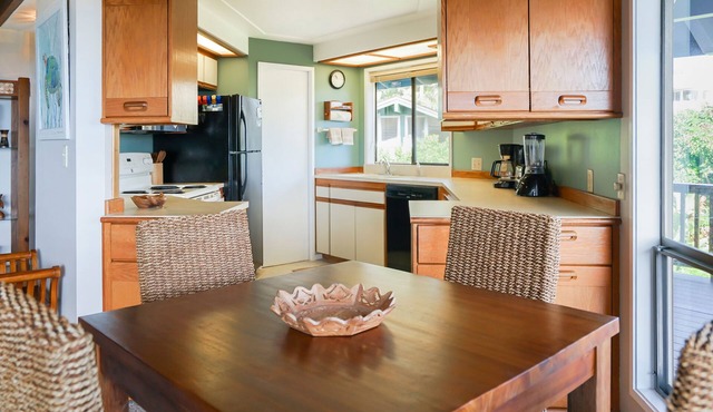 Two-story house with wraparound lanai, WiFi, amazing views in Kalaheo
