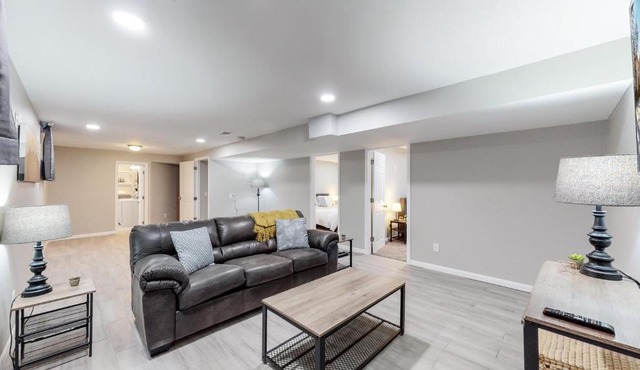 Updated 6 King Bed Home Large Yard 4 TV & Garage in Denver