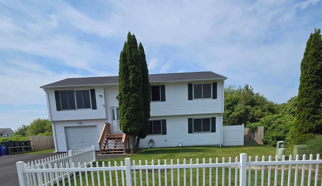 Updated Central A/C 6 Bd Rm 3 ba Home Sleeps 12 Scarborough Beach walking dist. in Narragansett