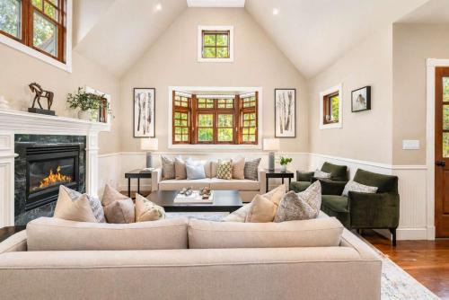 Updated Spacious Home w AC & Hot Tub Walk to Town! in Aspen