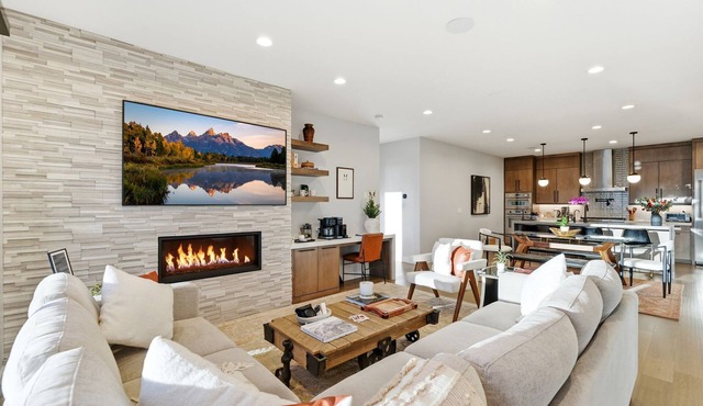 Upscale Retreat w/Hot Tub, Steam, Pet-Friendly in Hideout