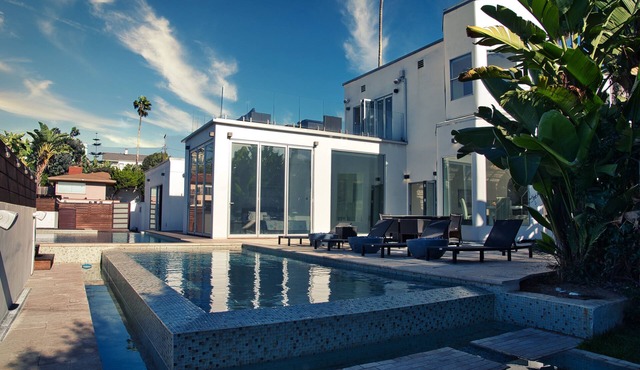 Urban Oasis, 3 Pools, Ocean Views, Steps to Beach in Los Angeles
