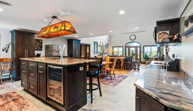 V's Rockton Top Getaway, a stunning rental property with a scenic view. in La Farge