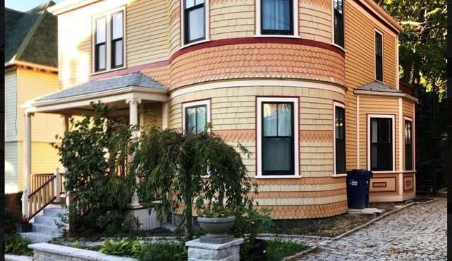 Victorian house, clean comfortable and well located in Boston
