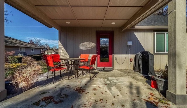 Vineyard Gypsy - kitchen, gas fireplace, hot tub, queen beds in Milton-Freewater