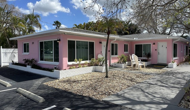 Vintage Florida Beach Cottage, one block to the sand of Indian Rocks Beach FL in Indian Rocks Beach