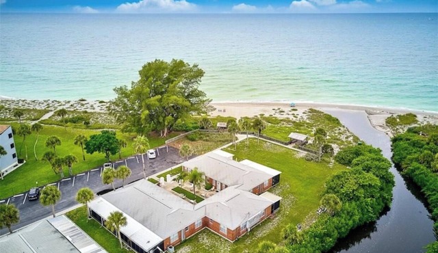 Vintage Villa 35 , Steps to Beach + Pool in Venice