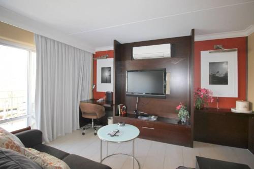 Waikiki - Resort amenities, walk to the beach!