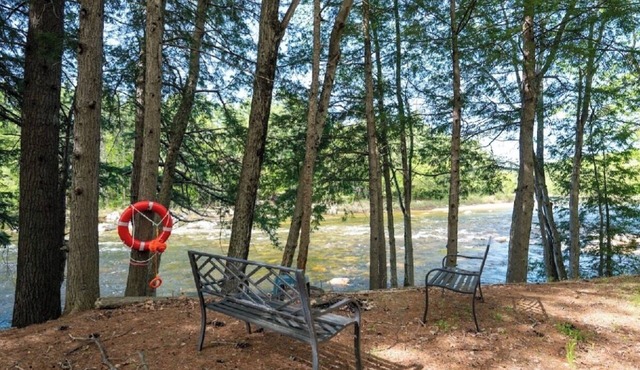 Wake up on the Saco River 2-Bedroom house private Saco access in Conway
