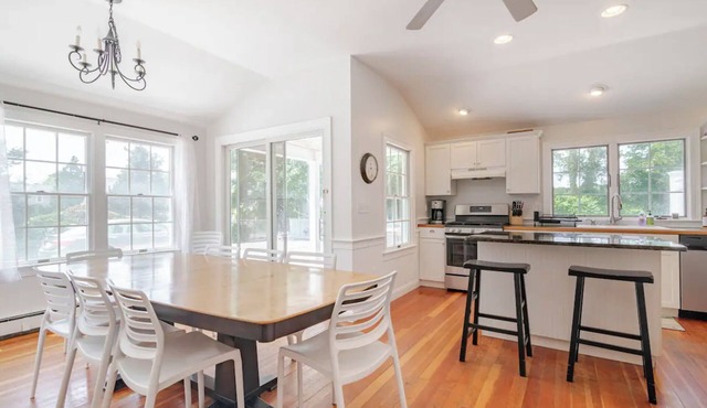 Walk to beaches & ferries! 9bd/4baths - Sleep 20ppl. in Barnstable
