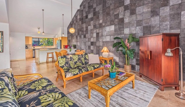 Walk to Hanalei Bay, beachfront & town; w/AC in 2 BR House for 4