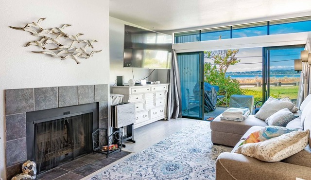 Water Front, beach access, indoor pool, BBQ , JL103 in Birch Bay