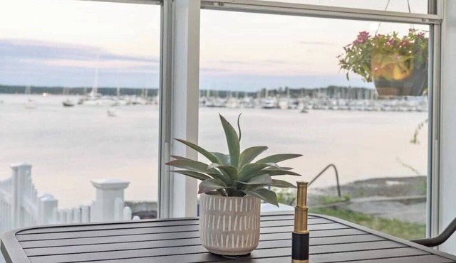 Waterfront 2-bedroom apartment in Beach Cottage with WiFi, AC Central RI Locale in Warwick