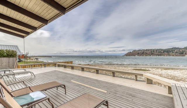 Waterfront beach house w/ a furnished patio & breathtaking views of the bay! in Clinton