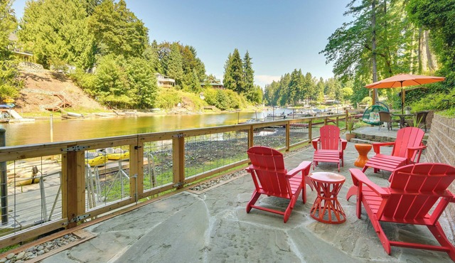 Waterfront Gem on Lake Saint Clair w/Private Deck in Olympia