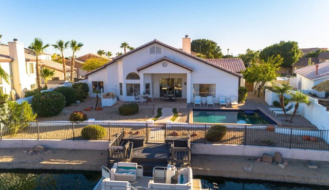 Waterfront Getaway with Heated Pool, Spa & Private Dock in Glendale