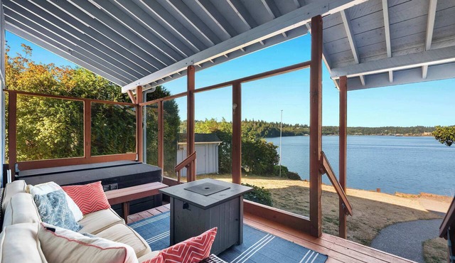 Waterfront Haven: Beach Access, Hot Tub, Fire Pit in Shelton