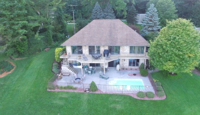 Waterfront home pool, hot tub, dock queen beds in Spring Lake