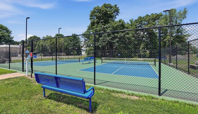 Waterfront Retreat on Lake Du Bay, walk to Pickleball, Park & Lake Fun in Mosinee