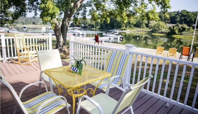 Waterfront Summer Cottage on Nanaquaket Pond in Tiverton