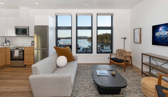 Waterview! Luxury Penthouse! Expansive Views! in Friday Harbor