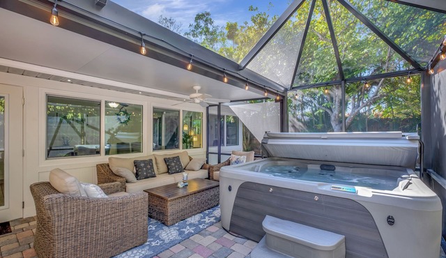 Welcome to The Turtle Nest-Lanai w/Hot Tub+5mi to beach! in Sarasota