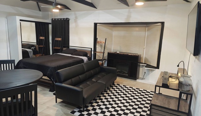 Welcoming 1-bedroom studio with AC in charming Lakewood in Lakewood