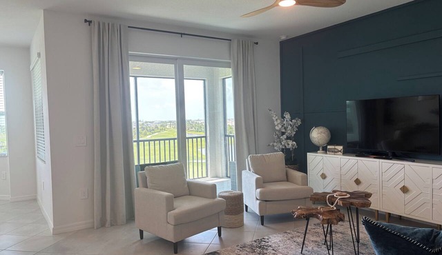 WELLEN GOLF & COUNTRY CLUB GATAWAY In a Modern Style 2 bd Condo in Venice