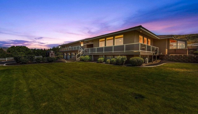 Wenatchee Mansion. 6500 sqft, pool, hot tub, 7 BR, theater, billiards and more! in East Wenatchee