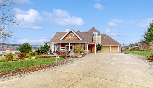 Whidbey Island Estate - Puget Sound views - Peloton, game room, & home office in Clinton