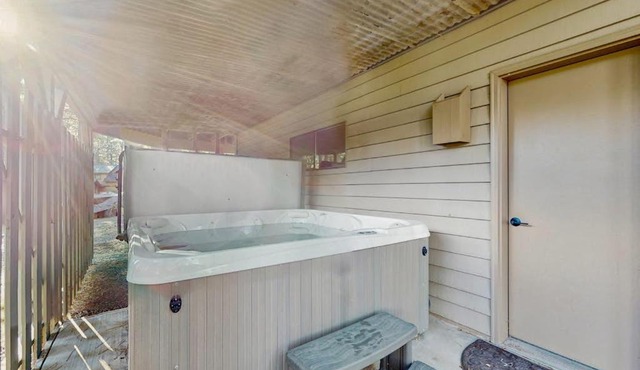 Whimsical tree-lined stay with wood stove AC shared amenities and large deck in Black Butte Ranch