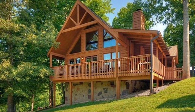 Wildfire: Pet Friendly - Plenty of Yard Space - New Hot Tub in Sevierville