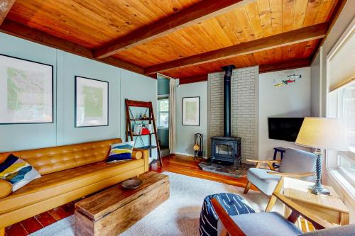 Wooded-View Decks: Family Cabin Retreat in Deming in Warnick