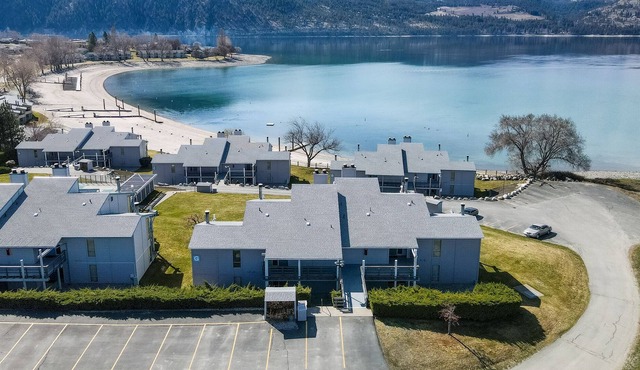 Yacinde B4 Waterfront Condo with Loft, Sleeps 6 in Manson