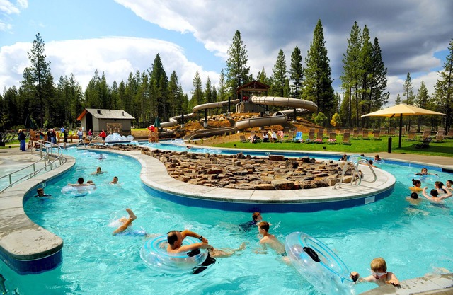 Cozy Single level home w/ private hot tub + FREE water park access! in Sunriver