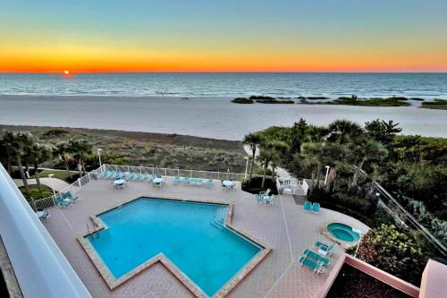 Crescent Beach Club 