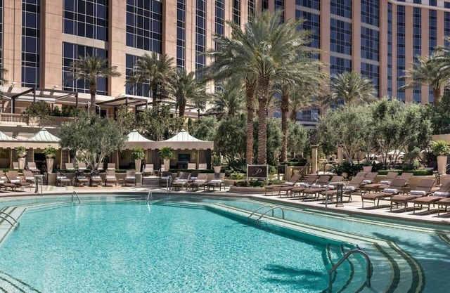 Sin City Getaway! Spacious Unit, Pools in Las Vegas