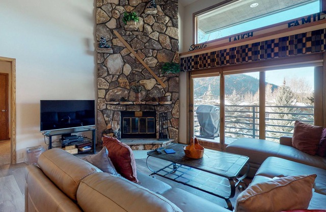Spacious condo with great location, pool, hot tub, & sauna in Keystone