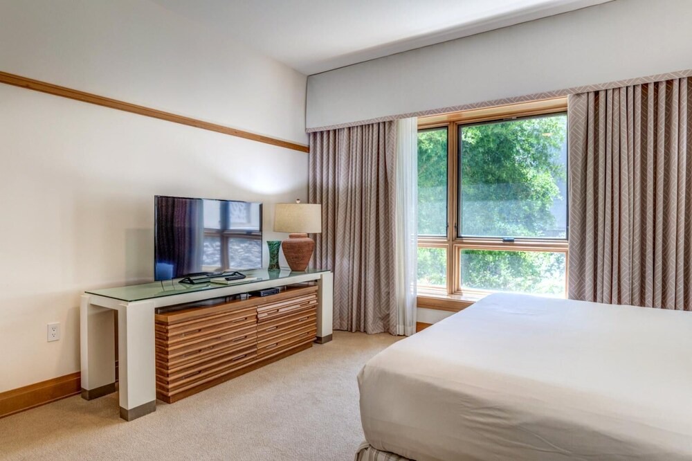 Montage Kapalua Bay Condo | K B M Resorts: Luna At Montage Kapalua Bay, Luxury, Ocean View, 3 Bedrooms, L'occitane Amenities, Beach Gear, 2900 Sq/ft, Includes Rental Car!