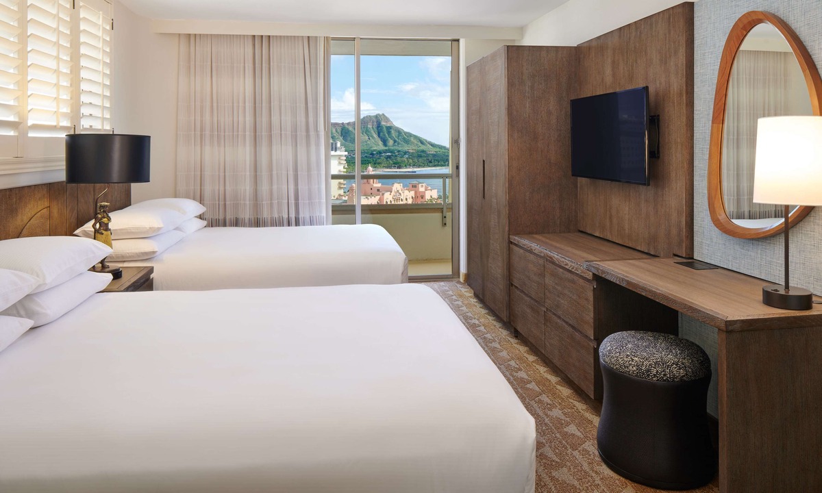 Waikiki Resort | Embassy Suites by Hilton Waikiki Beach Walk