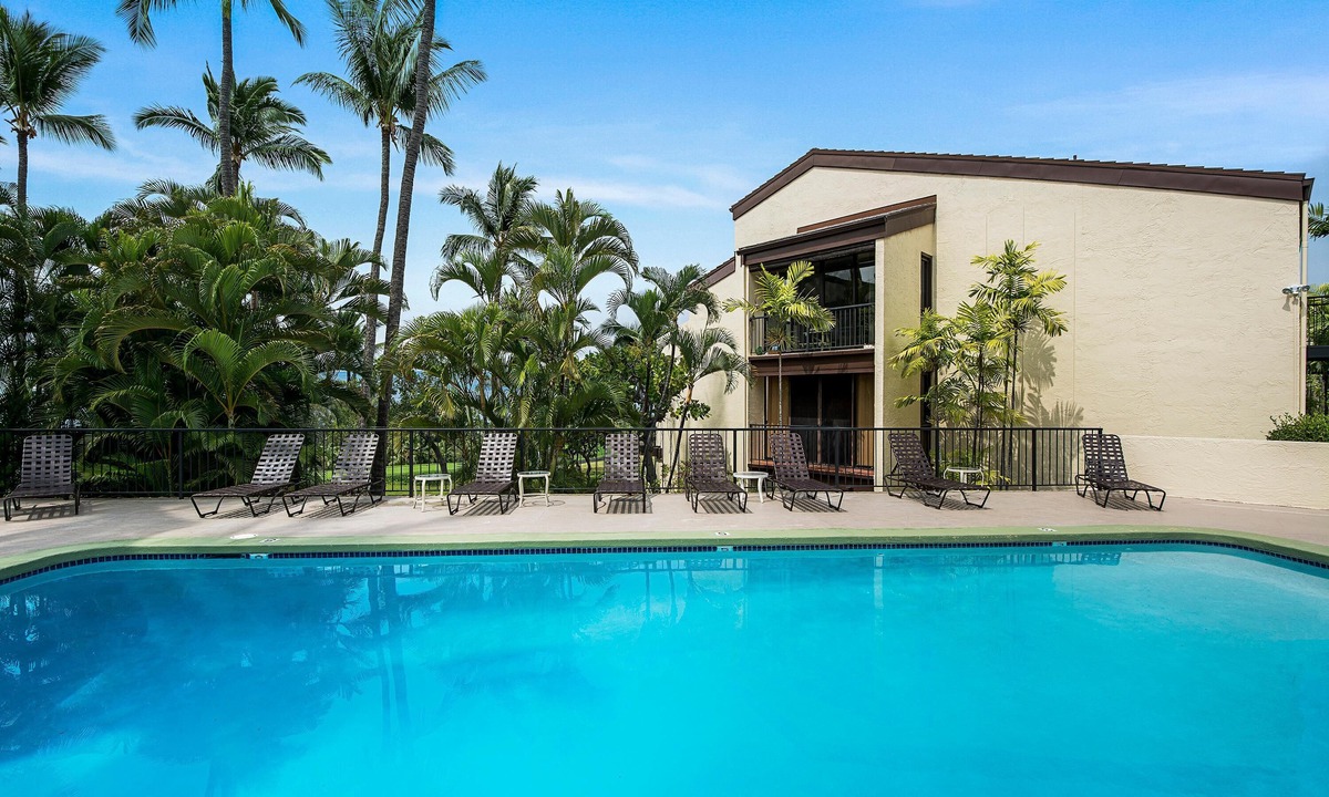 Historic Kailua Village Condo | Country Club Villas#115